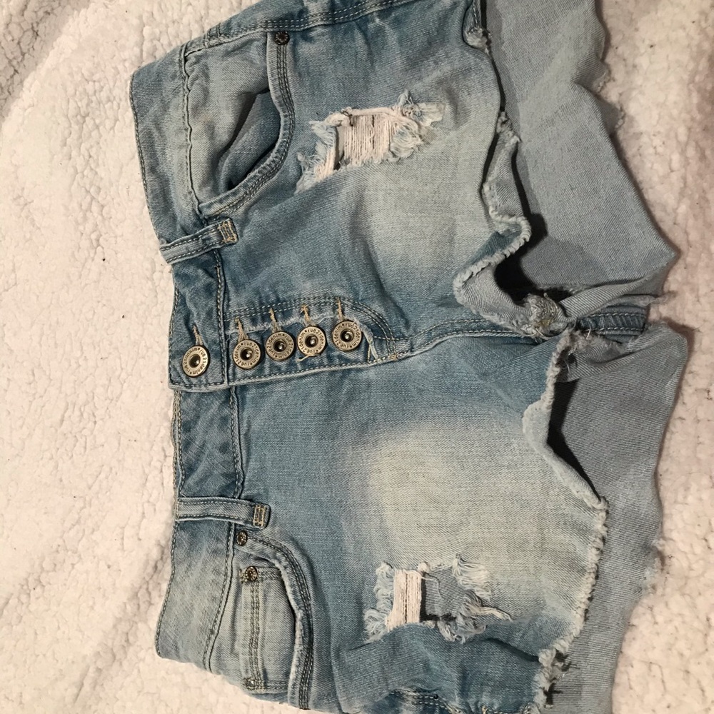 Light washed buttoned jean shorts
